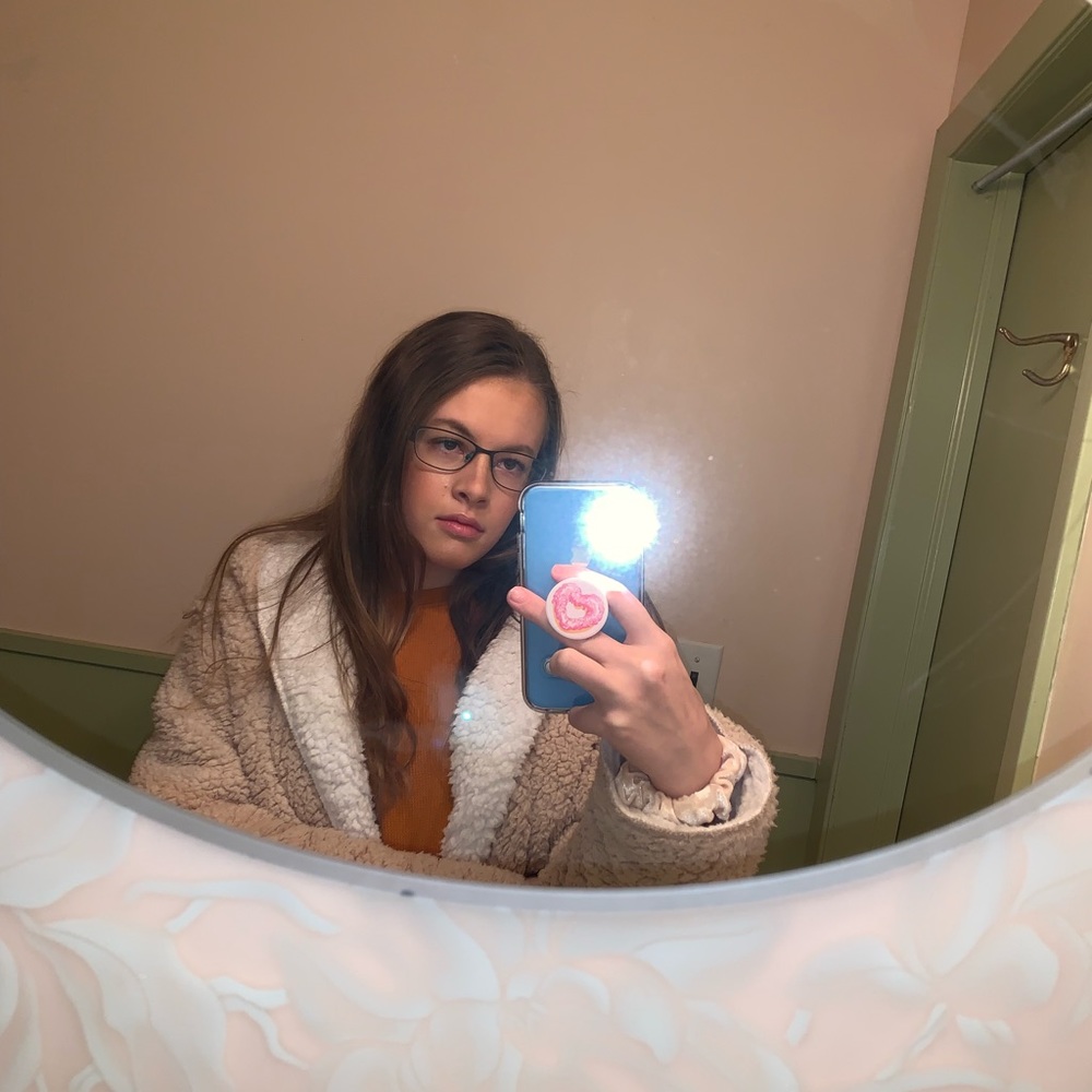Meet your Posher, Caitlin